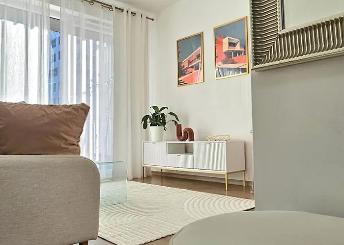 Super New Building Parking Wola-centrum وارسو